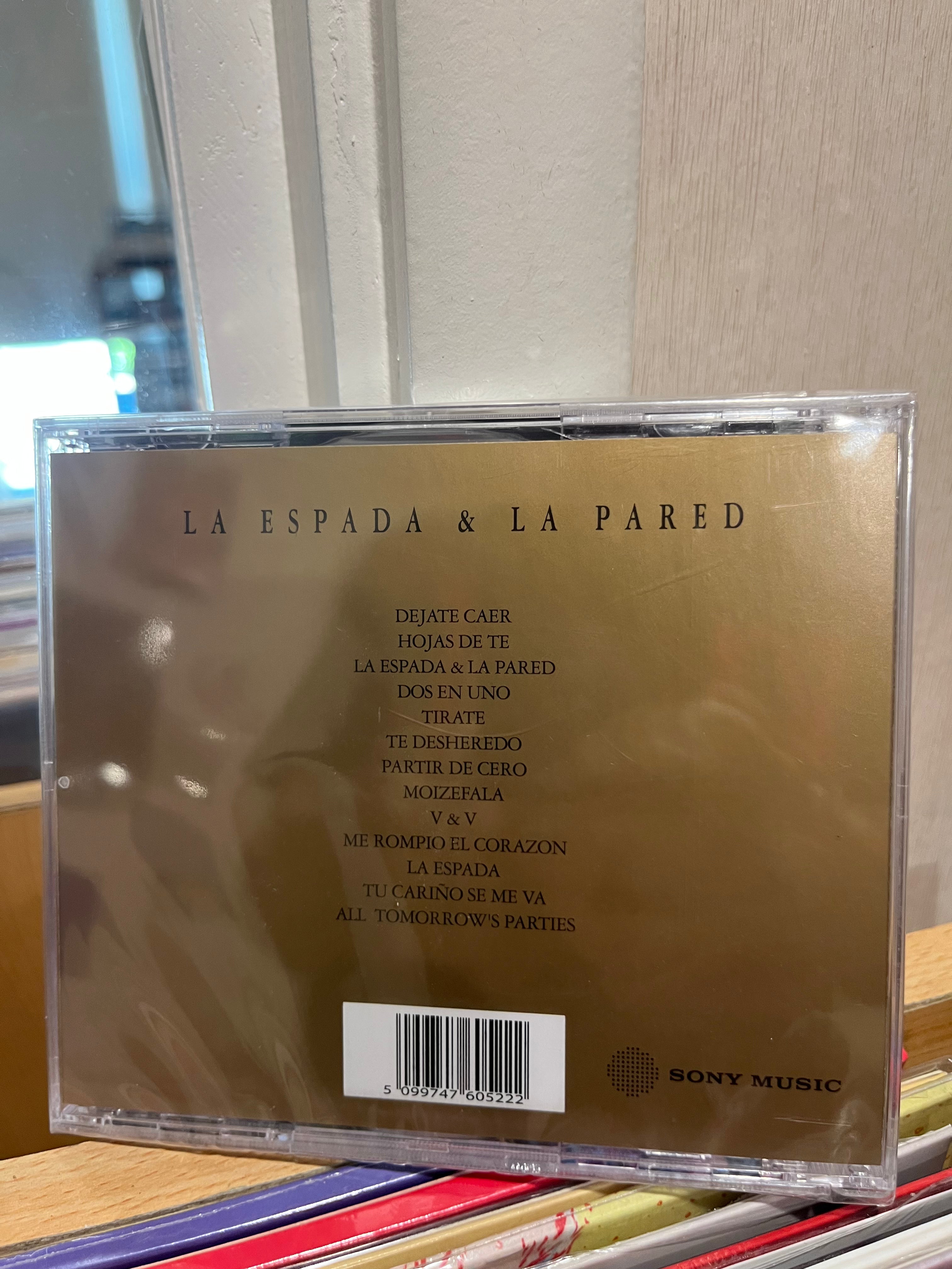 LOS TRES La espada & la pared