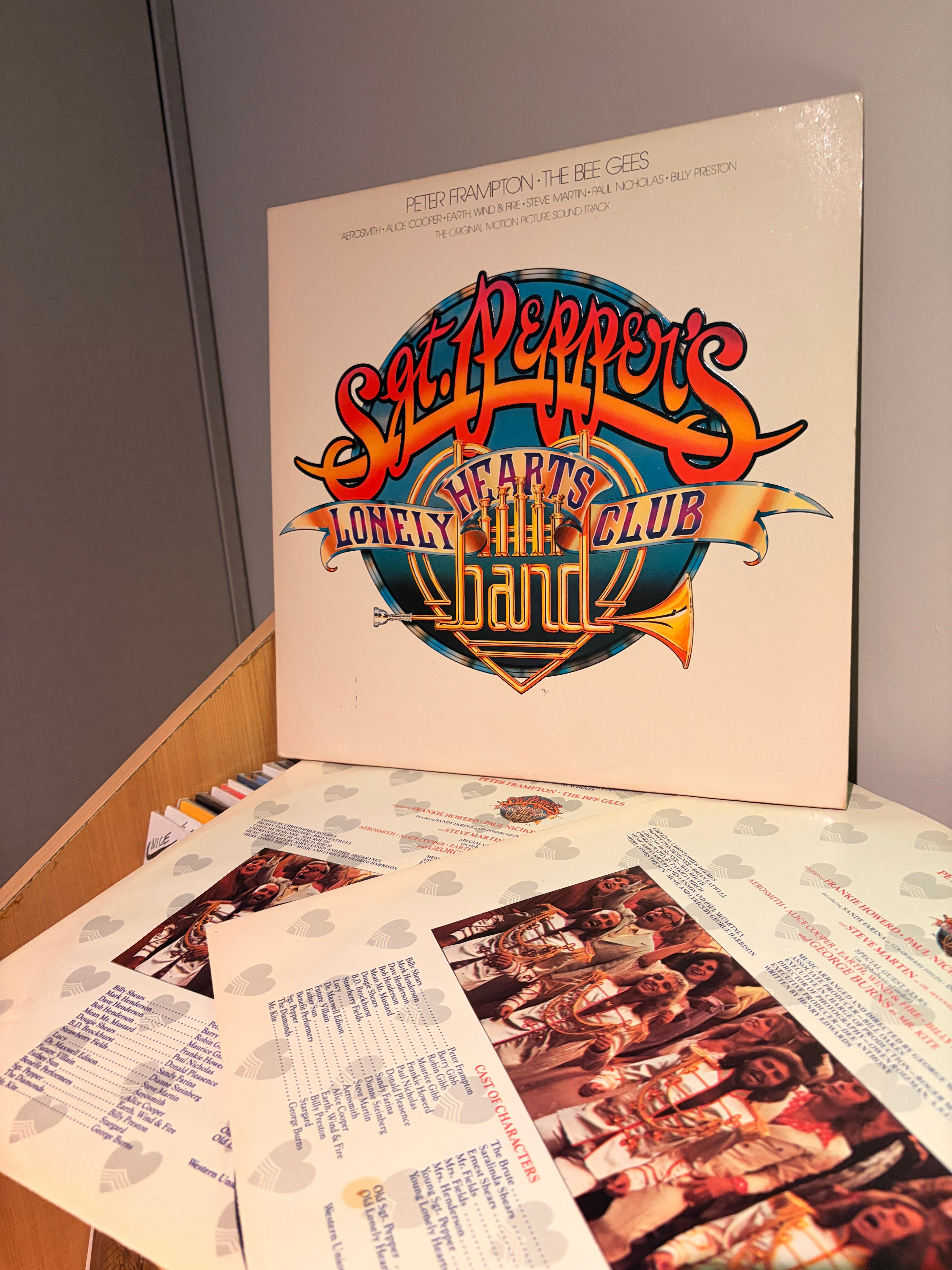 SGT. PEPPER`S Lonely Hearts Club Band Peter Frampton Bee Gees (tributo a The Beatles)
