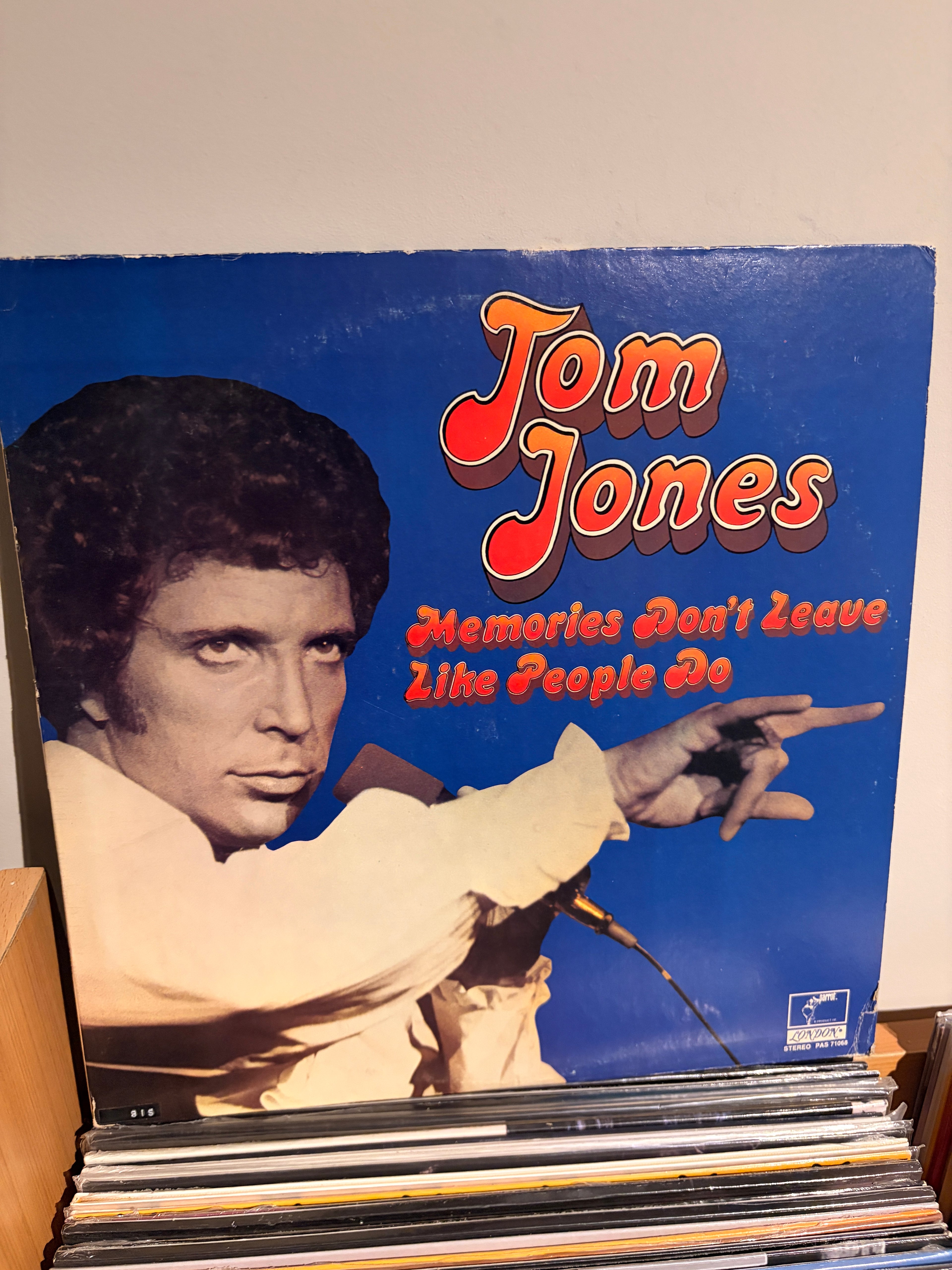 TOM JONES Memories don`t leave like people do