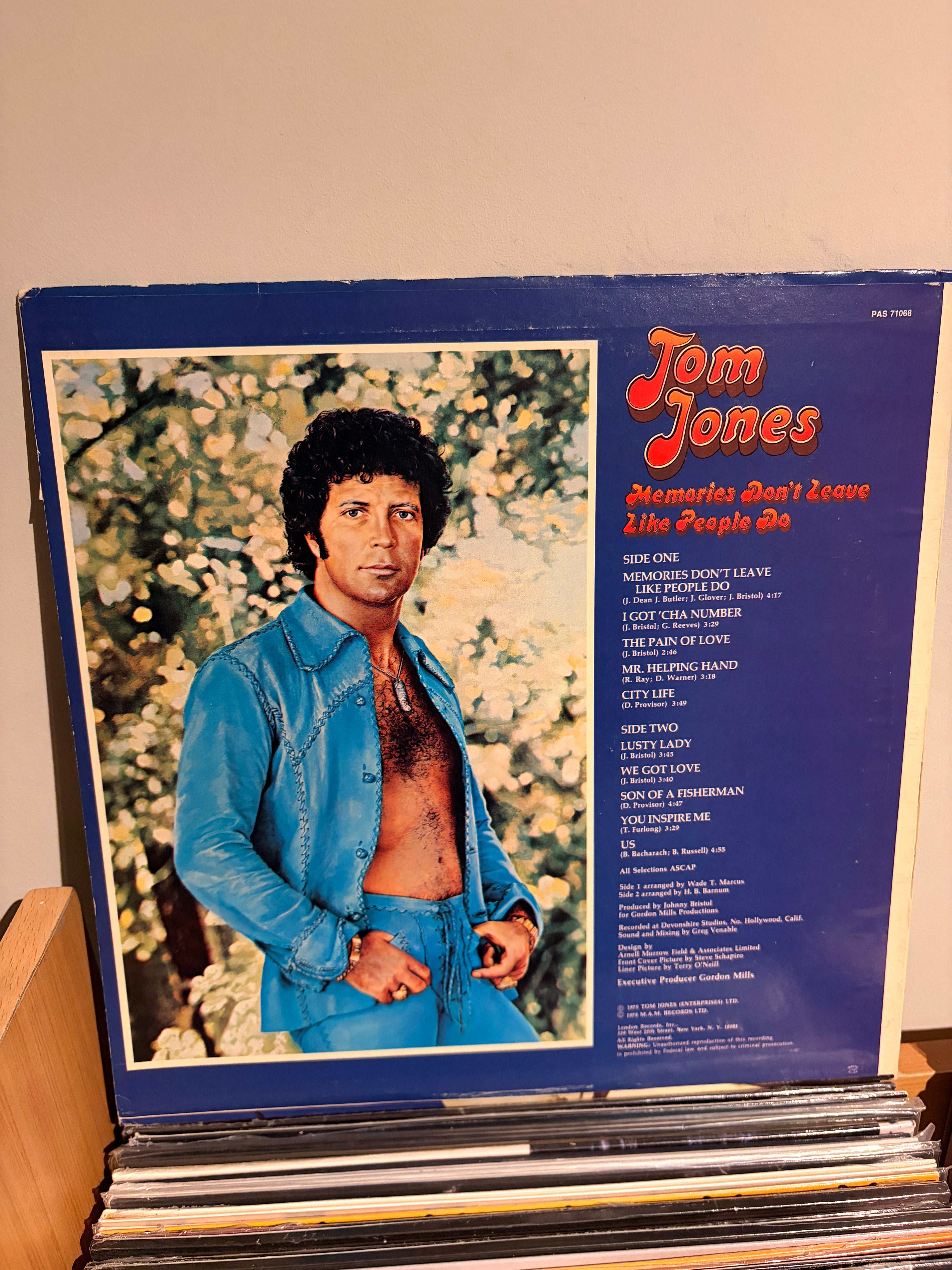 TOM JONES Memories don`t leave like people do
