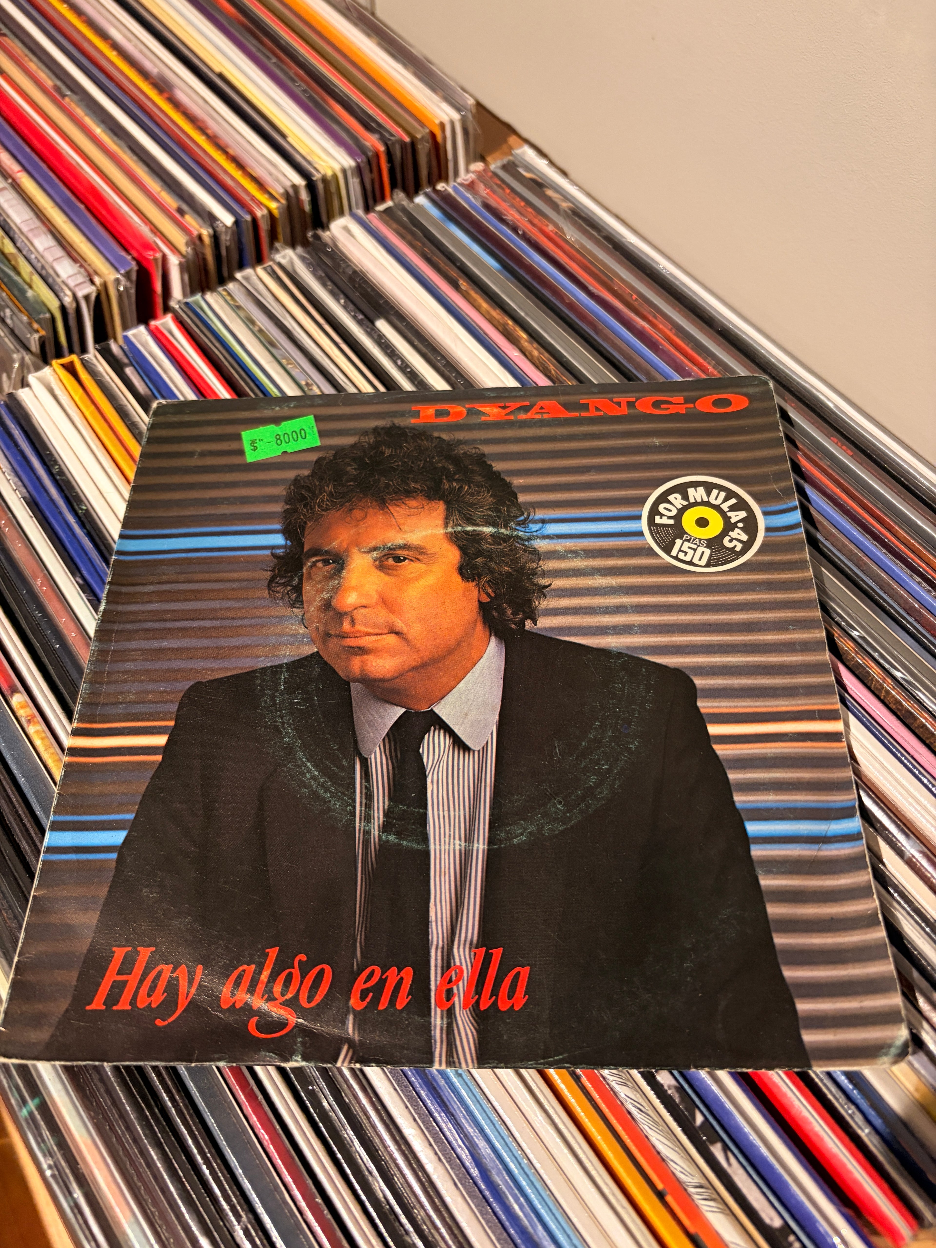 DYANGO hay algo en ella / la noche es nuestra