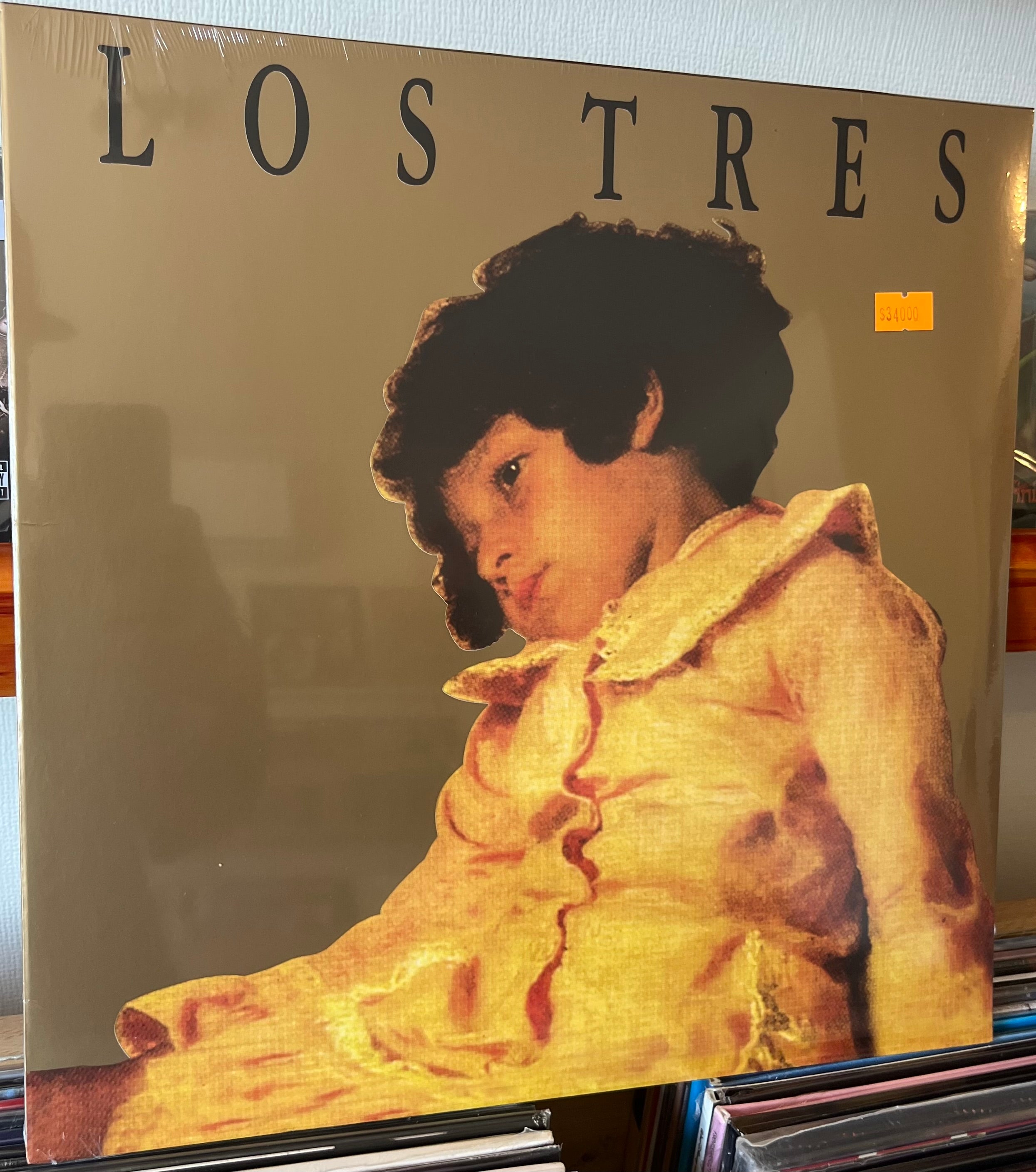 LOS TRES La espada y la pared